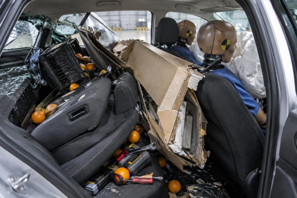 Crash-test : vos courses laissées libres dans le coffre deviennent des projectiles mortels en cas d’accident