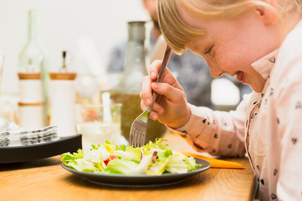 « Finis ton assiette » : pourquoi cette phrase répétée à table pousse les enfants à trop manger