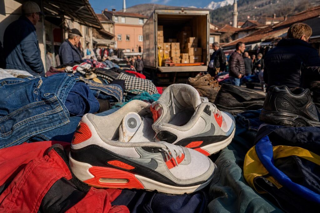 Il dépose ses baskets dans une borne de collecte : ce qu’il découvre ensuite sur leur destination a de quoi surprendre