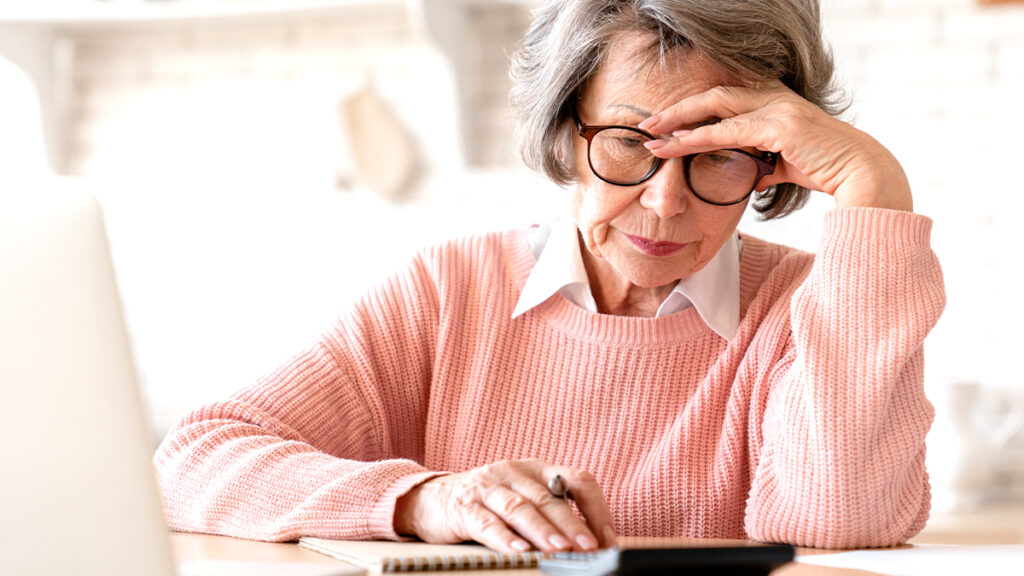 Retraite : ce que change réellement une pension de 2 500 euros par mois pour un senior, entre impôts, prélèvements et reste à vivre