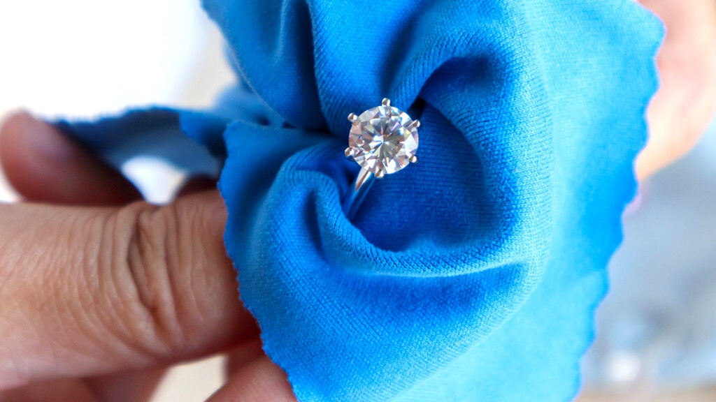 Bijoux ternis ou noircis : l’astuce toute simple pour leur redonner une apparence neuve en quelques minutes